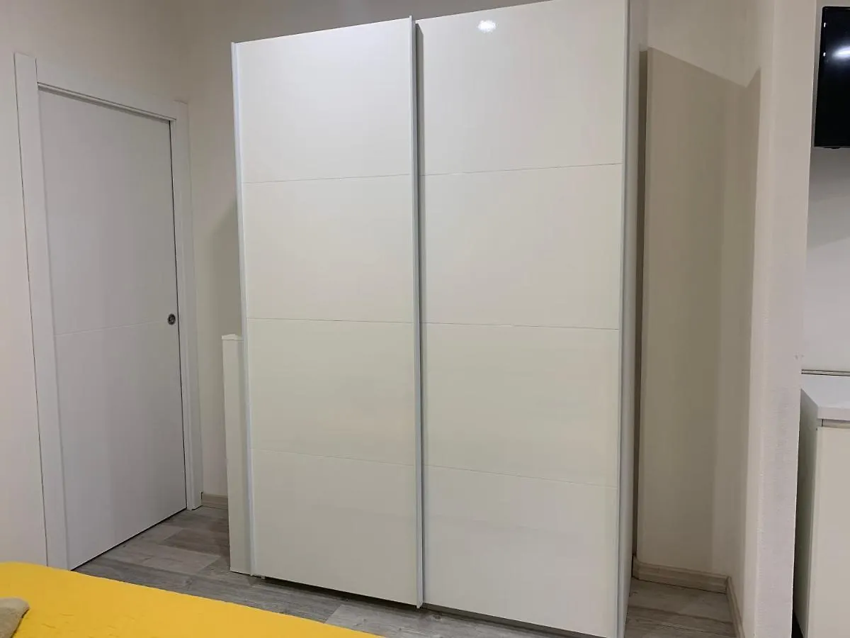 Allwhite Iun R5535 Oristano Apartment